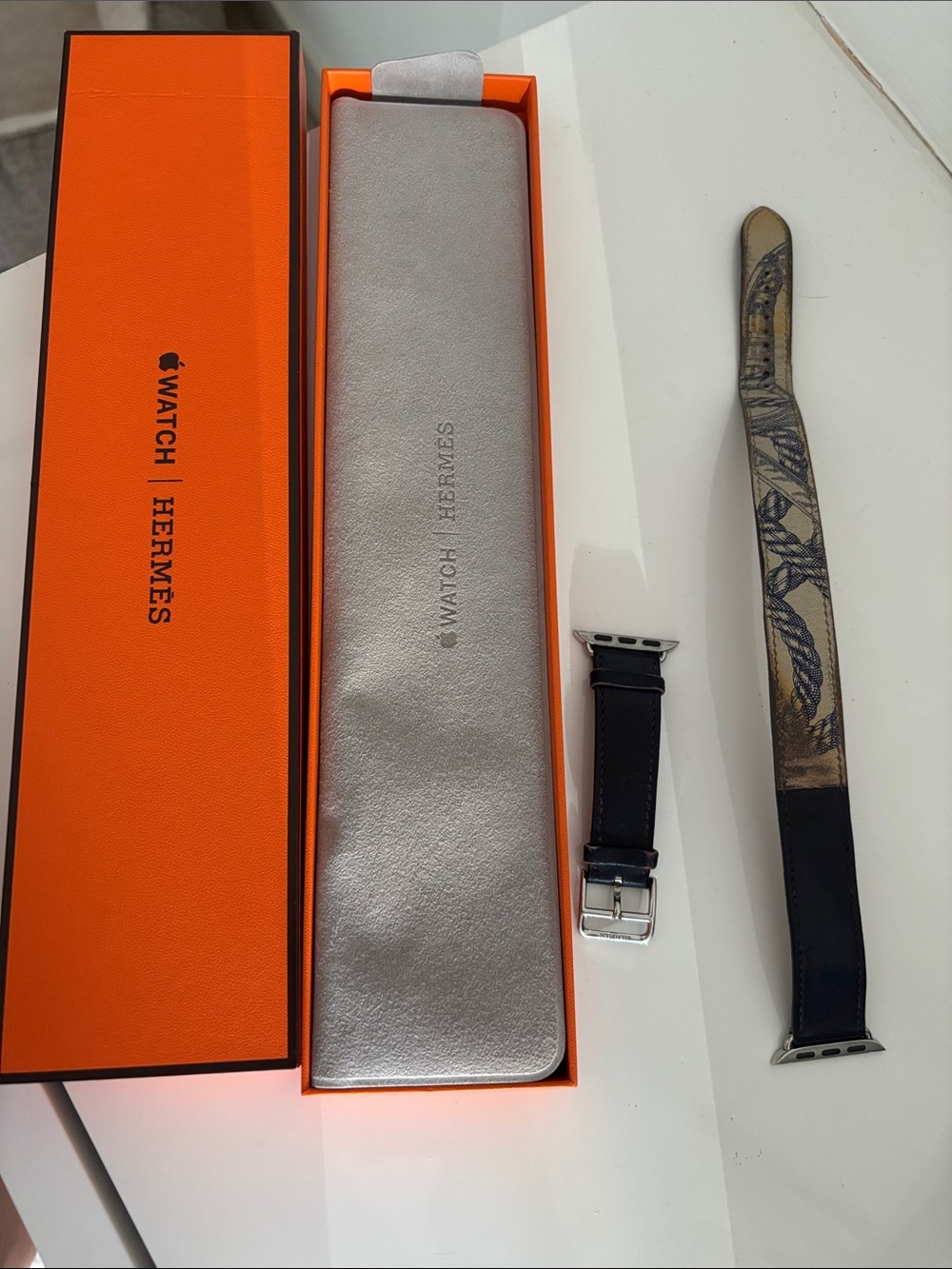 Hermès Apple Watch Band Set in navy and Beige - Picture 2 of 7